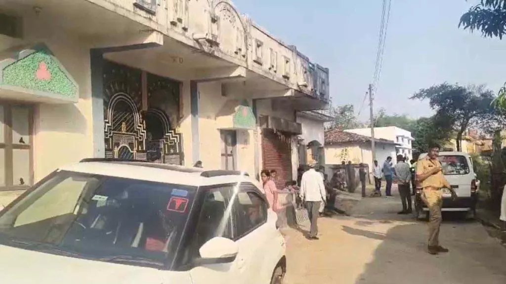 रात में दहशत: हथियार लेकर घुसे चोर, परिवार को कमरे में बांधकर लूटे लाखों के जेवर रात में दहशत: हथियार लेकर घुसे चोर, परिवार को कमरे में बांधकर लूटे लाखों के जेवर