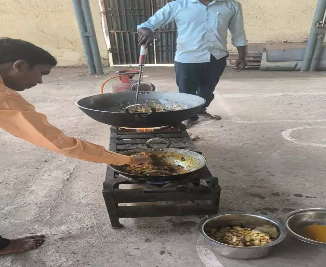 मुर्गा पार्टी पर हंगामा: मंडी सचिव पर सरकारी दफ्तर में नियम तोड़कर जश्न मनाने का आरोप मुर्गा पार्टी पर हंगामा: मंडी सचिव पर सरकारी दफ्तर में नियम तोड़कर जश्न मनाने का आरोप
