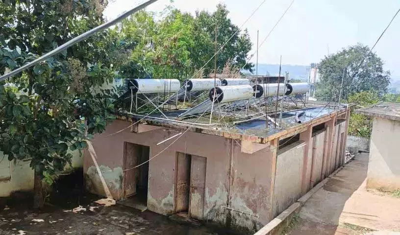 सर्दियों में ठंडे पानी से नहाने से आश्रम स्कूल के छात्रावासों में आदिवासी छात्र बीमार पड़ रहे सर्दियों में ठंडे पानी से नहाने से आश्रम स्कूल के छात्रावासों में आदिवासी छात्र बीमार पड़ रहे