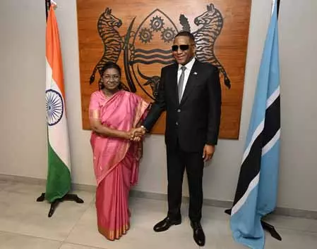दो दिवसीय यात्रा पर President Murmu ने कई महत्वपूर्ण मुद्दों पर की बातचीत दो दिवसीय यात्रा पर President Murmu ने कई महत्वपूर्ण मुद्दों पर की बातचीत