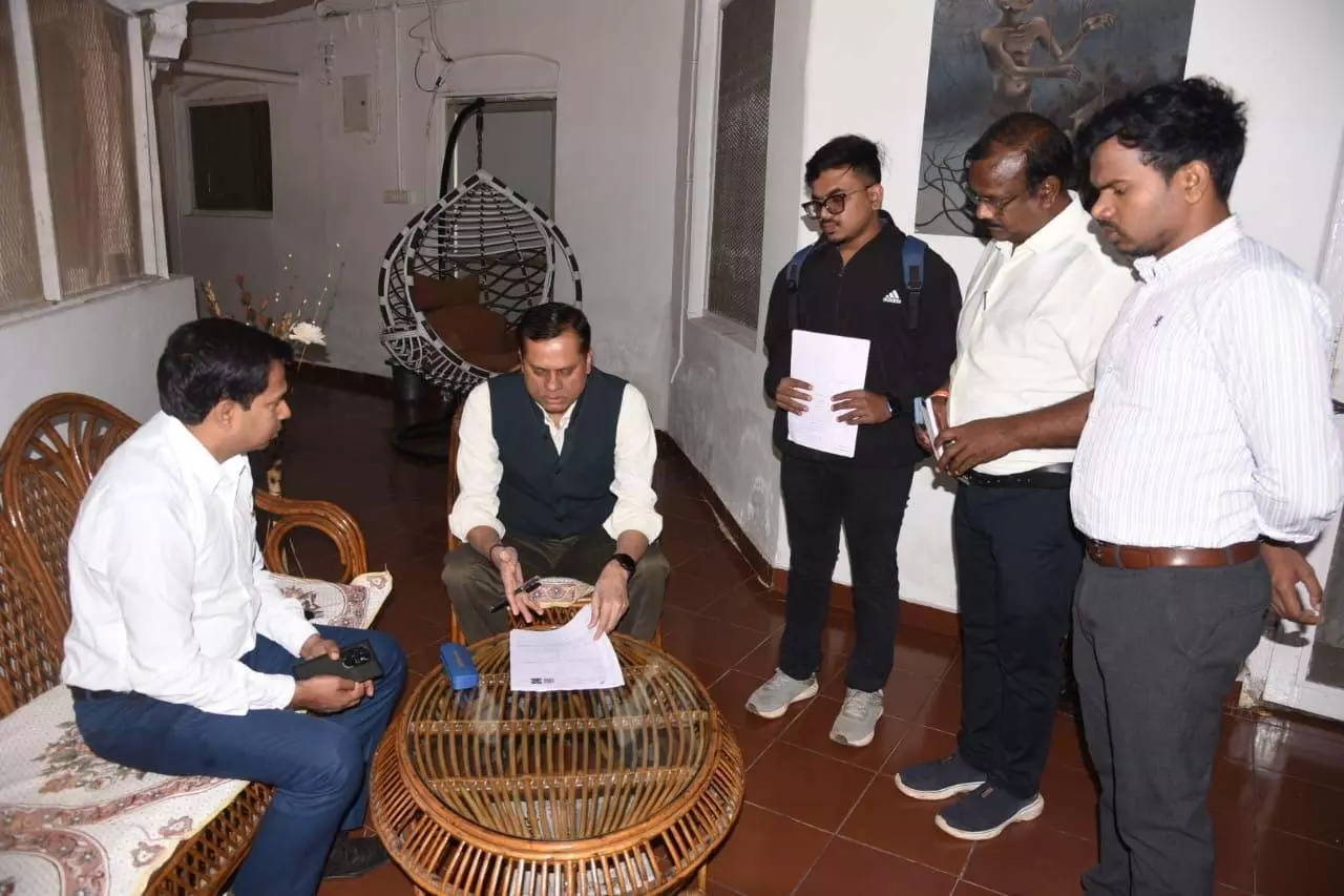 संभागायुक्त सत्यनारायण राठौर के आवास पर पहुंचे बीएलओ संभागायुक्त सत्यनारायण राठौर के आवास पर पहुंचे बीएलओ
