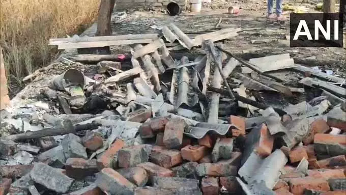 हवा में गूंजा धमाका, पराली की चिंगारी से पटाखा फैक्ट्री में हादसा हवा में गूंजा धमाका, पराली की चिंगारी से पटाखा फैक्ट्री में हादसा