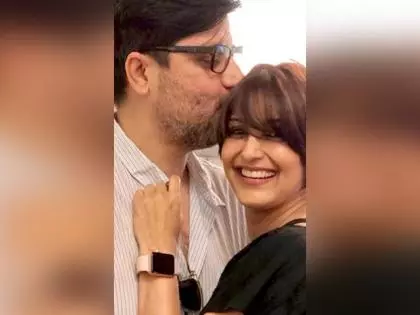 Sonali Bendre ने शादी की खुशी में गोल्डी बहल के साथ खास पल दिखाए Sonali Bendre ने शादी की खुशी में गोल्डी बहल के साथ खास पल दिखाए