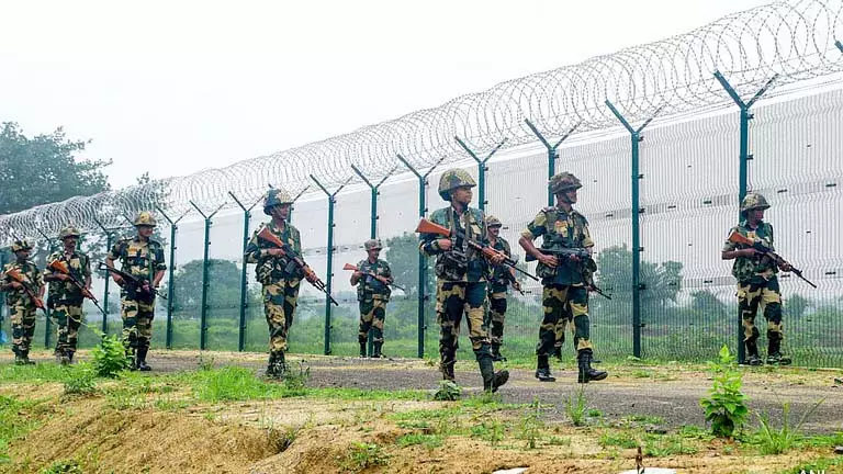 Delhi विस्फोट के बाद सीमाओं पर कड़ी निगरानी, समुद्री मार्गों पर भी गश्त Delhi विस्फोट के बाद सीमाओं पर कड़ी निगरानी, समुद्री मार्गों पर भी गश्त