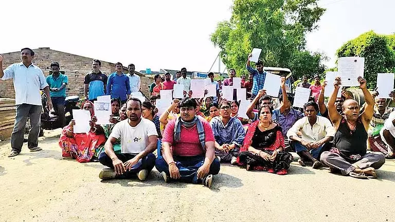 ज़मीन होने के बावजूद नौकरी कहाँ से मिली? विरोध में निवासियों ने जाम लगाया ज़मीन होने के बावजूद नौकरी कहाँ से मिली? विरोध में निवासियों ने जाम लगाया