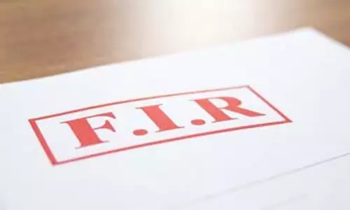 कारोबारी के नाम पर फर्जी दस्तावेज बनाकर बेचा फ्लैट, 8 लोगों पर FIR दर्ज कारोबारी के नाम पर फर्जी दस्तावेज बनाकर बेचा फ्लैट, 8 लोगों पर FIR दर्ज