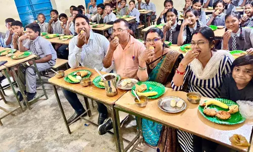 शिक्षिका ने अपने जन्मदिन पर बच्चों को समोसे की पार्टी दी शिक्षिका ने अपने जन्मदिन पर बच्चों को समोसे की पार्टी दी