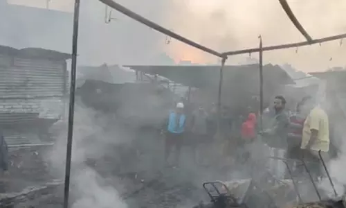 बाजार में भीषण आग, सैकड़ों दुकानें जलकर खाक, दुकानदारों को भारी नुकसान