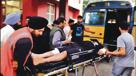 Punjab के लुधियाना में टोल बैरियर मैनेजर को गोली मारी गई, हालत गंभीर Punjab के लुधियाना में टोल बैरियर मैनेजर को गोली मारी गई, हालत गंभीर