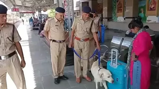 Bikaner: मेटल डिटेक्टर से स्टेशन के हर हिस्से की तलाशी