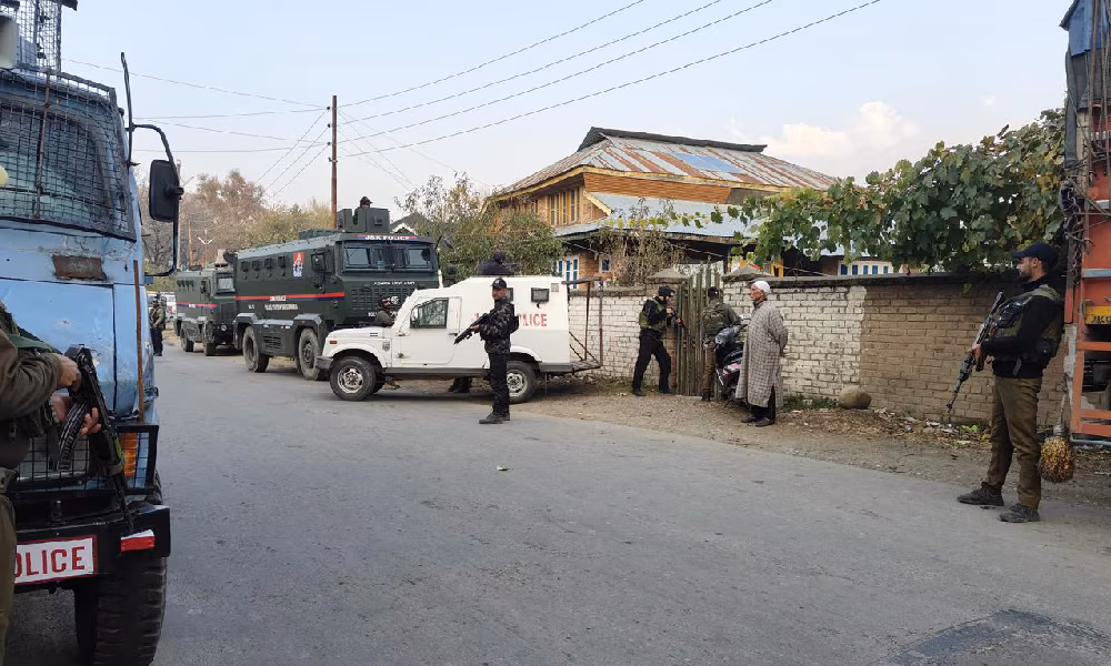 Jammu: अनंतनाग पुलिस ने बढ़ाई वाहन सुरक्षा जांच
