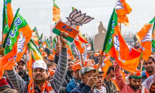 जनमत सर्वेक्षणों में एनडीए की लहर, महागठबंधन को करारा झटका