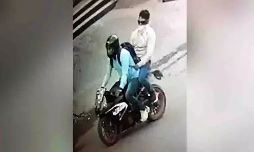 Jogipet में मिर्च पाउडर फेंककर बुजुर्ग महिला से सोने की चेन छीनी गई Jogipet में मिर्च पाउडर फेंककर बुजुर्ग महिला से सोने की चेन छीनी गई