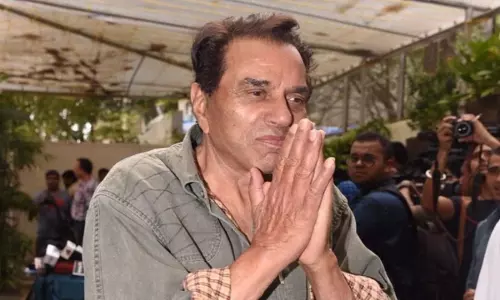 Dharmendra के अस्पताल से घर लौटने पर भावुक हुआ उनका प्रशंसक