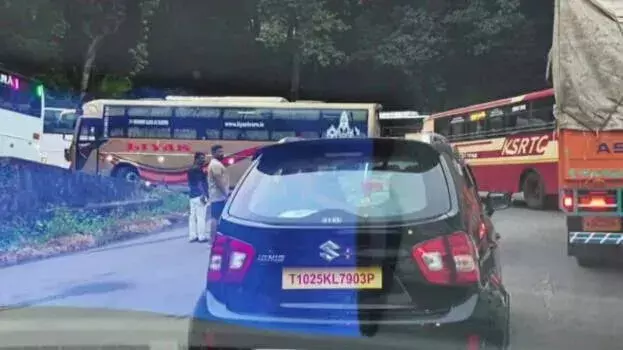 kerala: थमारास्सेरी दर्रे में एक लॉरी फंसी, यातायात व्यवस्था बिगड़ने की आशंका