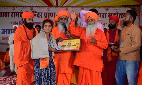 Barmer: बेटी पूजा की ईमानदारी पर परिवार और संत प्रसन्न Barmer: बेटी पूजा की ईमानदारी पर परिवार और संत प्रसन्न
