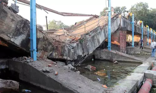 Bhopal: 40 साल पुराना केरवा बांध पुल ढह गया Bhopal: 40 साल पुराना केरवा बांध पुल ढह गया