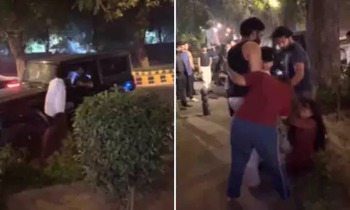 Delhi में लग्जरी होटल के बाहर महिलाओं पर हमला, बाल खींचे और गालियां दीं Delhi में लग्जरी होटल के बाहर महिलाओं पर हमला, बाल खींचे और गालियां दीं