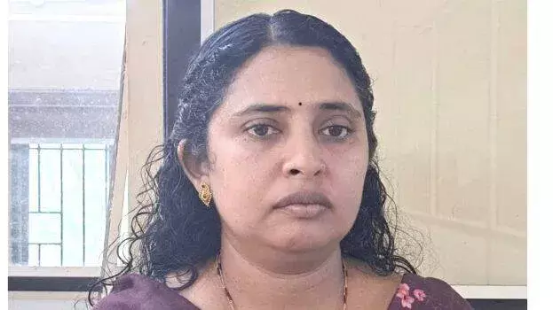 सोना घोटाला: चेंगन्नूर में सहकारी बैंक के पूर्व सचिव गिरफ्तार सोना घोटाला: चेंगन्नूर में सहकारी बैंक के पूर्व सचिव गिरफ्तार