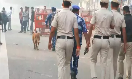 Delhi: सुरक्षा बलों ने लाल किले के पास विस्फोट स्थल की जांच की Delhi: सुरक्षा बलों ने लाल किले के पास विस्फोट स्थल की जांच की
