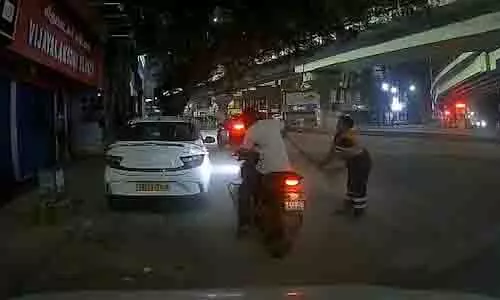 Chennai में महिला सफ़ाईकर्मी ने बाइक सवार को झाड़ू से मारा