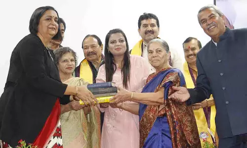 Indore: होलकर कॉलेज को 284 दुर्लभ पुस्तकें दान में मिलीं