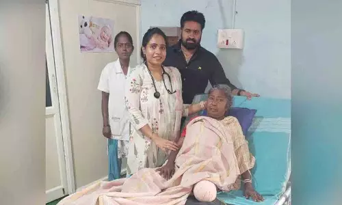 Kolhapur में डॉक्टरों ने एक गरीब बुजुर्ग महिला को चिकित्सा सहायता प्रदान की Kolhapur में डॉक्टरों ने एक गरीब बुजुर्ग महिला को चिकित्सा सहायता प्रदान की