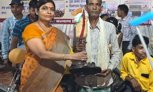 संपर्क केंद्र की संवेदनशील पहल से दिव्यांग मनोज को मिला कृत्रिम अंग