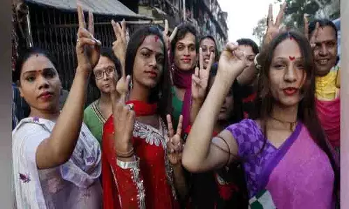 पुलिस ने श्रीशैलम रोड पर ट्रांसजेंडर समुदाय को दिया चेतावनी नोटिस पुलिस ने श्रीशैलम रोड पर ट्रांसजेंडर समुदाय को दिया चेतावनी नोटिस