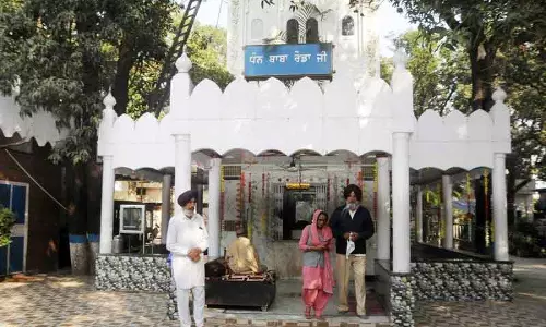 Amritsar: दरगाह जहां प्रसाद के रूप में चढ़ाई जाती है शराब Amritsar: दरगाह जहां प्रसाद के रूप में चढ़ाई जाती है शराब