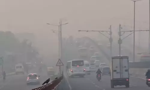 Delhi में जहरीली धुंध का कहर जारी, AQI 400 से ऊपर Delhi में जहरीली धुंध का कहर जारी, AQI 400 से ऊपर