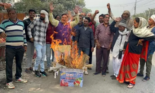 Bhiwani: दिल्ली हमले पर नाराजगी, संगठनों ने आतंकवाद का पुतला जलाया Bhiwani: दिल्ली हमले पर नाराजगी, संगठनों ने आतंकवाद का पुतला जलाया