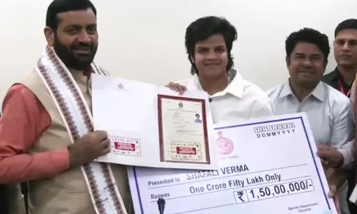 शेफाली बनीं हरियाणा महिला आयोग की ब्रांड एंबेसडर, सीएम सैनी ने सौंपा 1.5 करोड़ रुपए का चेक शेफाली बनीं हरियाणा महिला आयोग की ब्रांड एंबेसडर, सीएम सैनी ने सौंपा 1.5 करोड़ रुपए का चेक