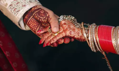 OMG! जूता चुराई की रस्म के बाद बवाल, मामला बिगड़ा, बारात को बिना दुल्हन के लौटना पड़ा OMG! जूता चुराई की रस्म के बाद बवाल, मामला बिगड़ा, बारात को बिना दुल्हन के लौटना पड़ा