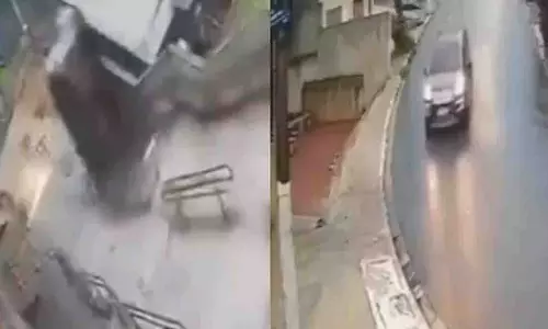 Brazil में अनियंत्रित एसयूवी हवा में उछली, विशाल सीढ़ी से नीचे गिरी Brazil में अनियंत्रित एसयूवी हवा में उछली, विशाल सीढ़ी से नीचे गिरी