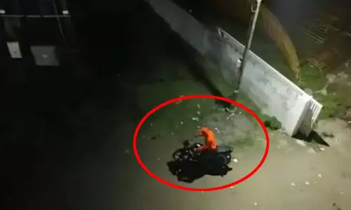 दूल्हे पर चाकू से वार, ड्रोन कैमरा ने हमलावर का किया पीछा, देखें LIVE दूल्हे पर चाकू से वार, ड्रोन कैमरा ने हमलावर का किया पीछा, देखें LIVE