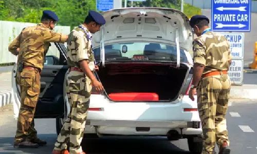 Red Fort blast: दिल्ली पुलिस दूसरे संदिग्ध वाहन, लाल फोर्ड इकोस्पोर्ट की तलाश में Red Fort blast: दिल्ली पुलिस दूसरे संदिग्ध वाहन, लाल फोर्ड इकोस्पोर्ट की तलाश में