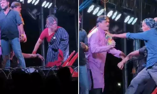 Bhadrak जात्रा: अभिनेत्री पर कुर्सियां फेंकी गईं, अभिनेता पर मंच पर हमला Bhadrak जात्रा: अभिनेत्री पर कुर्सियां फेंकी गईं, अभिनेता पर मंच पर हमला