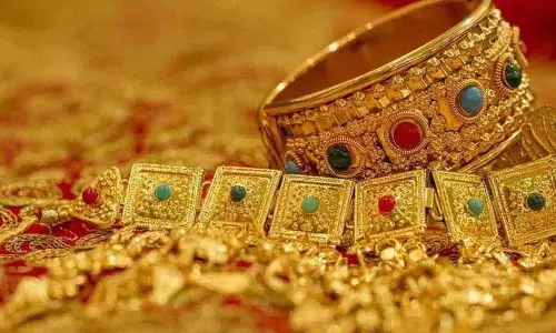 Hyderabad में बैंक लॉकर से एक रिश्तेदार ने बेचे सोने के गहने Hyderabad में बैंक लॉकर से एक रिश्तेदार ने बेचे सोने के गहने