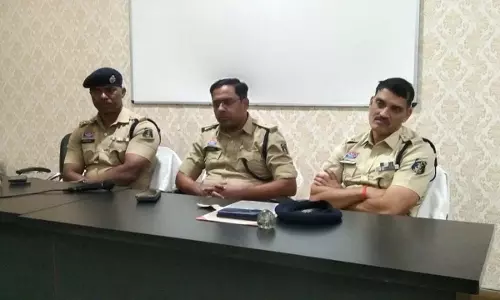 तेलघानी नाका में जाम की समस्या पर रायपुर यातायात पुलिस की पहल तेलघानी नाका में जाम की समस्या पर रायपुर यातायात पुलिस की पहल