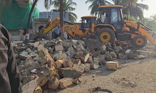 Gujarat: गिर सोमनाथ में अवैध अतिक्रमण पर बुलडोजर चला Gujarat: गिर सोमनाथ में अवैध अतिक्रमण पर बुलडोजर चला