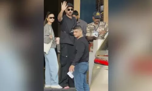 रणबीर, आलिया एयरपोर्ट पर दिखे, प्रशंसकों का अभिवादन स्वीकार किया रणबीर, आलिया एयरपोर्ट पर दिखे, प्रशंसकों का अभिवादन स्वीकार किया