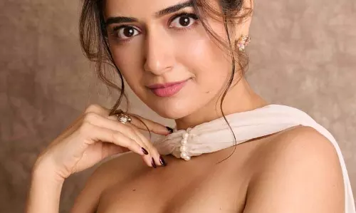 Aashika Ranganath ने हैदराबाद में बिखेरी सादगी की चमक, नागार्जुन ने की तारीफ़