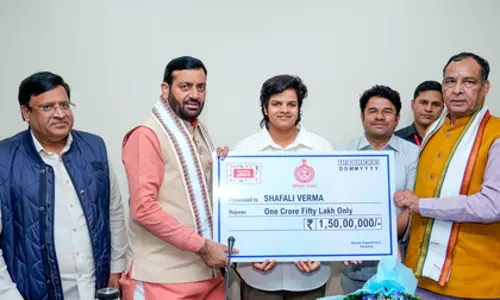 हरियाणा के CM ने क्रिकेटर शेफाली वर्मा को 1.50 करोड़ रुपये का चेक दिया