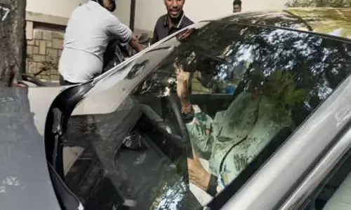 बॉलीवुड लीजेंड अमिताभ बच्चन ने शहर में कार चलाकर दिखाया हुनर बॉलीवुड लीजेंड अमिताभ बच्चन ने शहर में कार चलाकर दिखाया हुनर