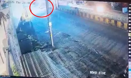 शराबी युवक ने महिला को मोपेड से मारी जोरदार टक्कर, CCTV में कैद हुई घटना शराबी युवक ने महिला को मोपेड से मारी जोरदार टक्कर, CCTV में कैद हुई घटना