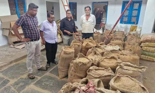 अवैध धान भंडारण पर प्रशासन की सख्त कार्रवाई, दो प्रतिष्ठानों से 152 कट्टा धान जब्त