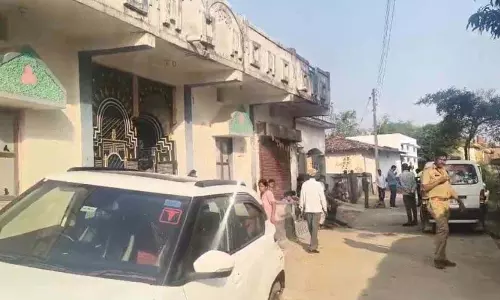 रात में दहशत: हथियार लेकर घुसे चोर, परिवार को कमरे में बांधकर लूटे लाखों के जेवर रात में दहशत: हथियार लेकर घुसे चोर, परिवार को कमरे में बांधकर लूटे लाखों के जेवर