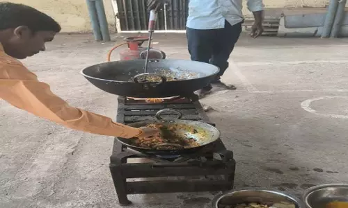 मुर्गा पार्टी पर हंगामा: मंडी सचिव पर सरकारी दफ्तर में नियम तोड़कर जश्न मनाने का आरोप मुर्गा पार्टी पर हंगामा: मंडी सचिव पर सरकारी दफ्तर में नियम तोड़कर जश्न मनाने का आरोप