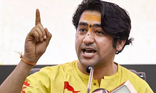Dhirendra Shastri को 100 डिग्री बुखार, इग्नोर करना हो सकता है खतरनाक Dhirendra Shastri को 100 डिग्री बुखार, इग्नोर करना हो सकता है खतरनाक